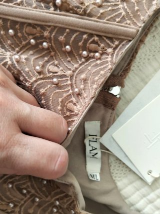 Top de perlas beige y marrón