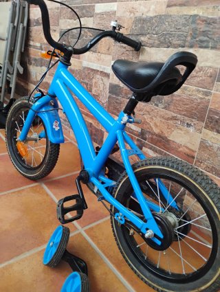 Bicicleta infantil azul con ruedines De 2 a 5 años