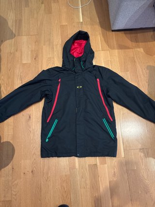 Chaqueta Oakley Negra y Roja