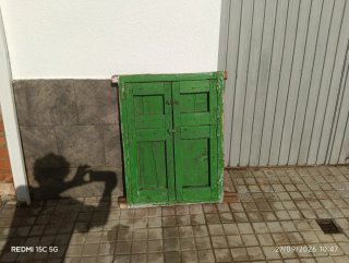 Ventana Antigua de Madera Verde