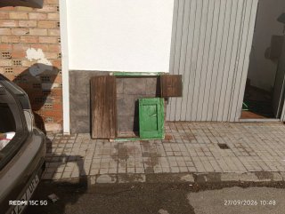 Ventana Antigua de Madera Verde