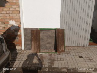 Ventana Antigua de Madera Verde