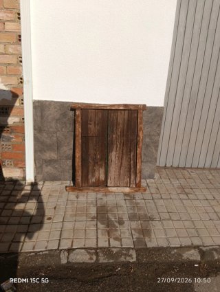Ventana Antigua de Madera Verde