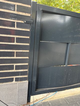 Reja metálica negra con puerta