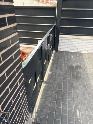 Reja metálica negra con puerta