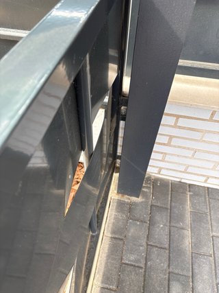 Reja metálica negra con puerta