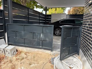 Reja metálica negra con puerta