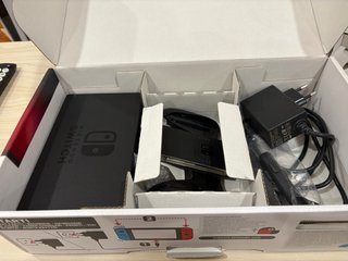 Nintendo Switch V1 + caja con accesorios y SD