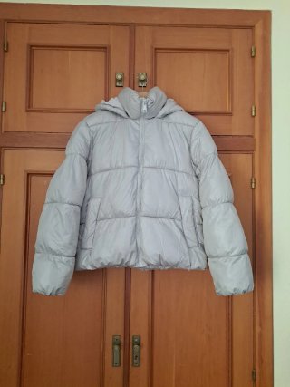 Cazadora acolchada beige con capucha