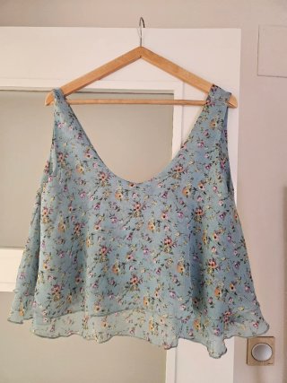 Top corto floral azul con vuelo