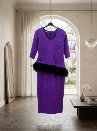 Vestido Morado con Detalles de Plumas