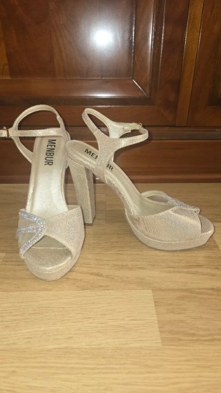 Sandalias de tacón Menbur doradas