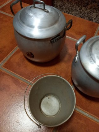 Lote de ollas y cubo de metal