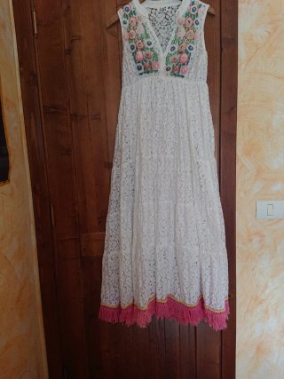 Vestido Largo Calado con Bordados y Flecos