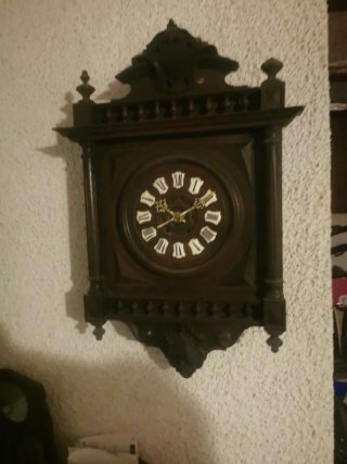 Reloj de pared antiguo de madera