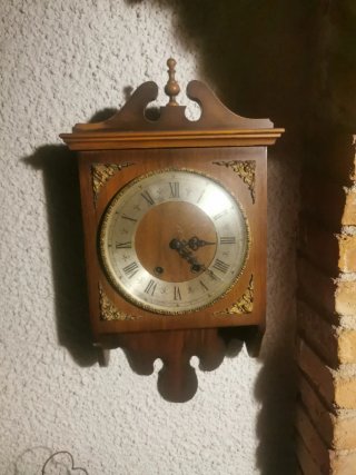 Reloj de pared antiguo de madera