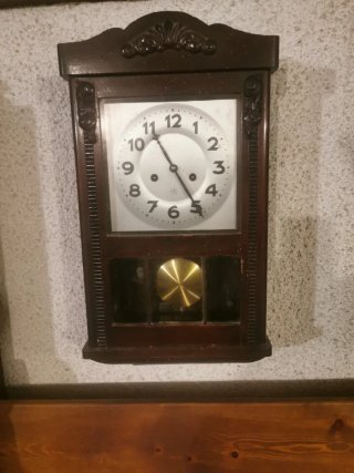Reloj de pared antiguo de madera