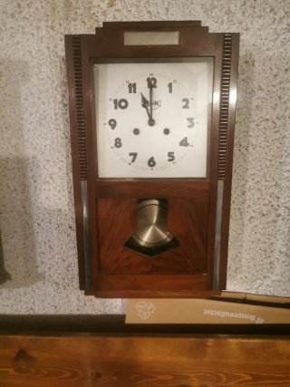 Reloj de pared antiguo de madera