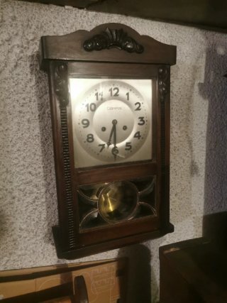 Reloj de pared antiguo de madera