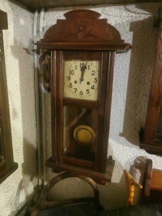 Reloj de pared antiguo de madera