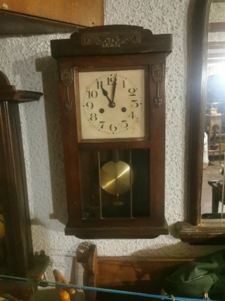 Reloj de pared antiguo de madera