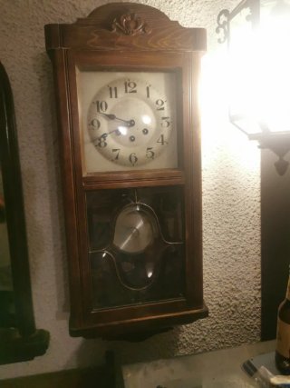 Reloj de pared antiguo de madera