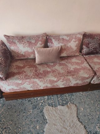 Sofá con Estampado Floral y Cojines