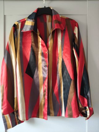 Camisa de raso con estampado geométrico