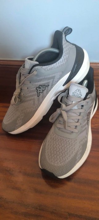 Zapatillas Kappa Grises y Blancas