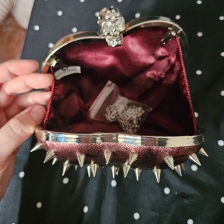 Bolso Clutch Calavera con Tachuelas