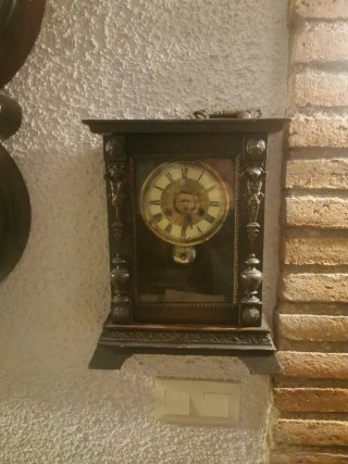 Reloj de pared antiguo de madera