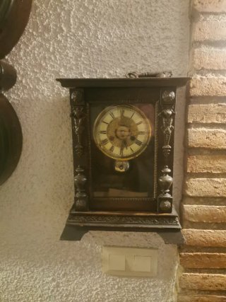 Reloj de pared antiguo de madera