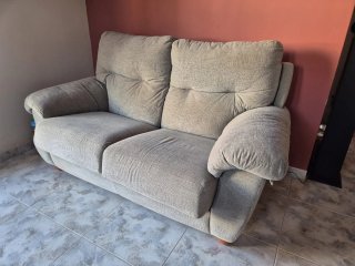 Sofá de tela beige y gris
