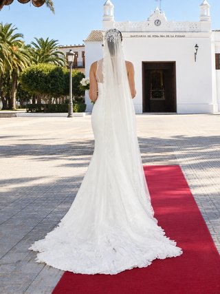 Traje de novia con encaje y volantes