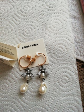 Pendientes Bimba y Lola Abeja Perla Dorados