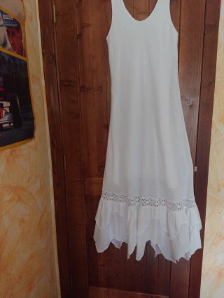 Vestido Blanco con Calado y Volantes