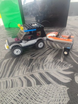 Coche LEGO con remolque y lancha