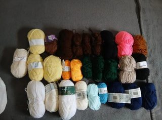 Lote de Agujas de Tejer y Ovillos de Lana