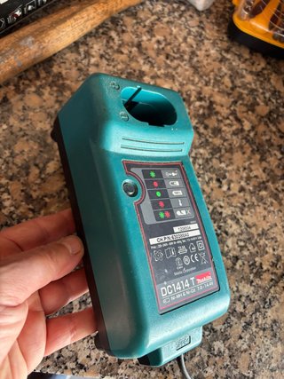 Cargador Makita DC1414 T