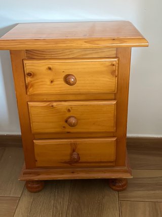 Cómoda y mesita de madera