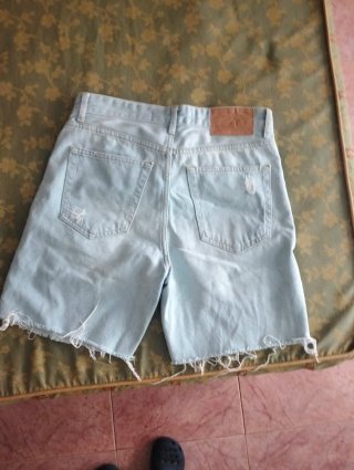 Pantalones cortos vaqueros desgastados