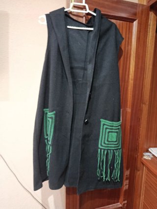 Chaleco largo negro con detalles verdes