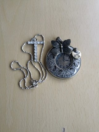 Medallón y cadena con cruz de metal