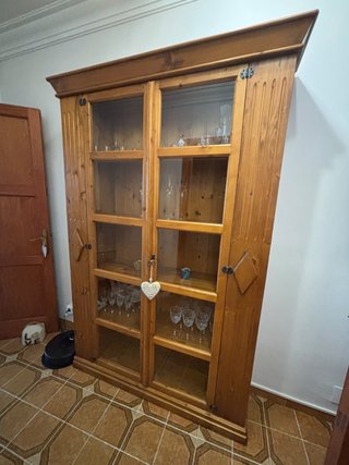 Vitrina de madera y cristal