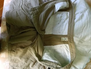Pantalón corto de vestir beige.