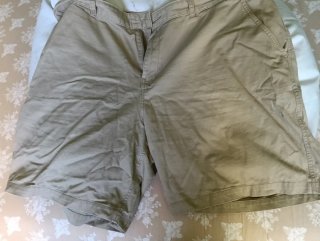 Pantalón corto de vestir beige.