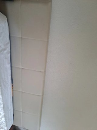 Cabecero de cama beige y blanco