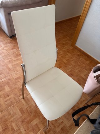 Mesa de comedor con 4 sillas blancas