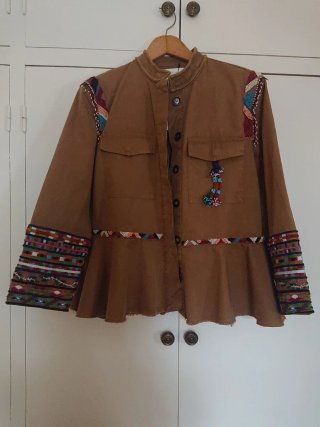Chaqueta Marrón con Detalles Étnicos