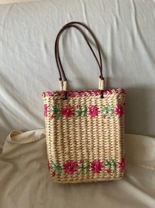 Bolso de Paja con Flores Bordadas